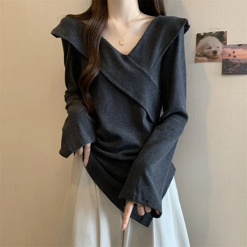 

Advanced Gray V-neck Shoulder Long Sleeved T-shirt for Women in Plus Size Fat Mm Belly Covering Base Irregular Flared Sleeve