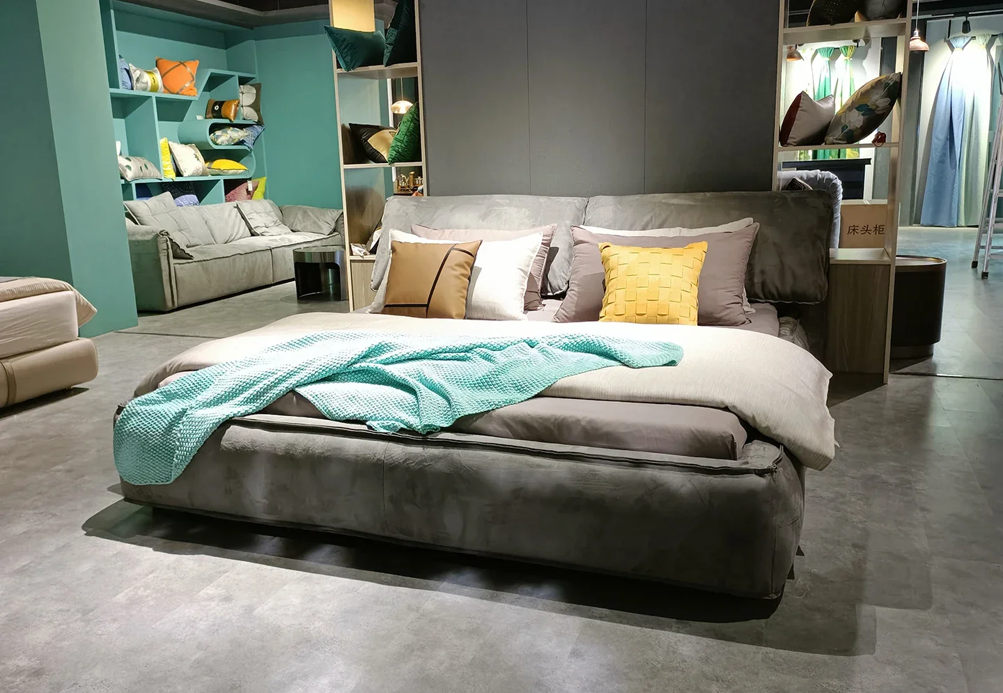 

Italian light luxury minimalist soft and hard dual-purpose bed fabric leather Italian master bedroom double bed