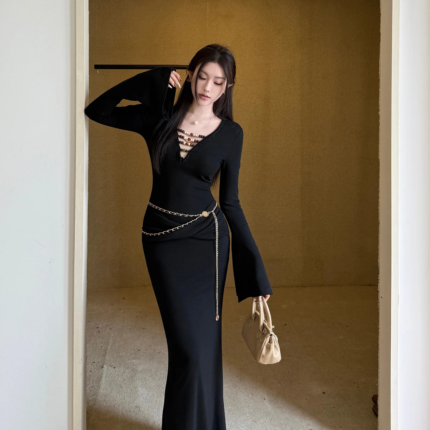 Robe de soirée noire élégante pour femmes, col en v, perlée, découpée, moulante, jupe sirène, coupe cintrée, longue, une pièce, automne