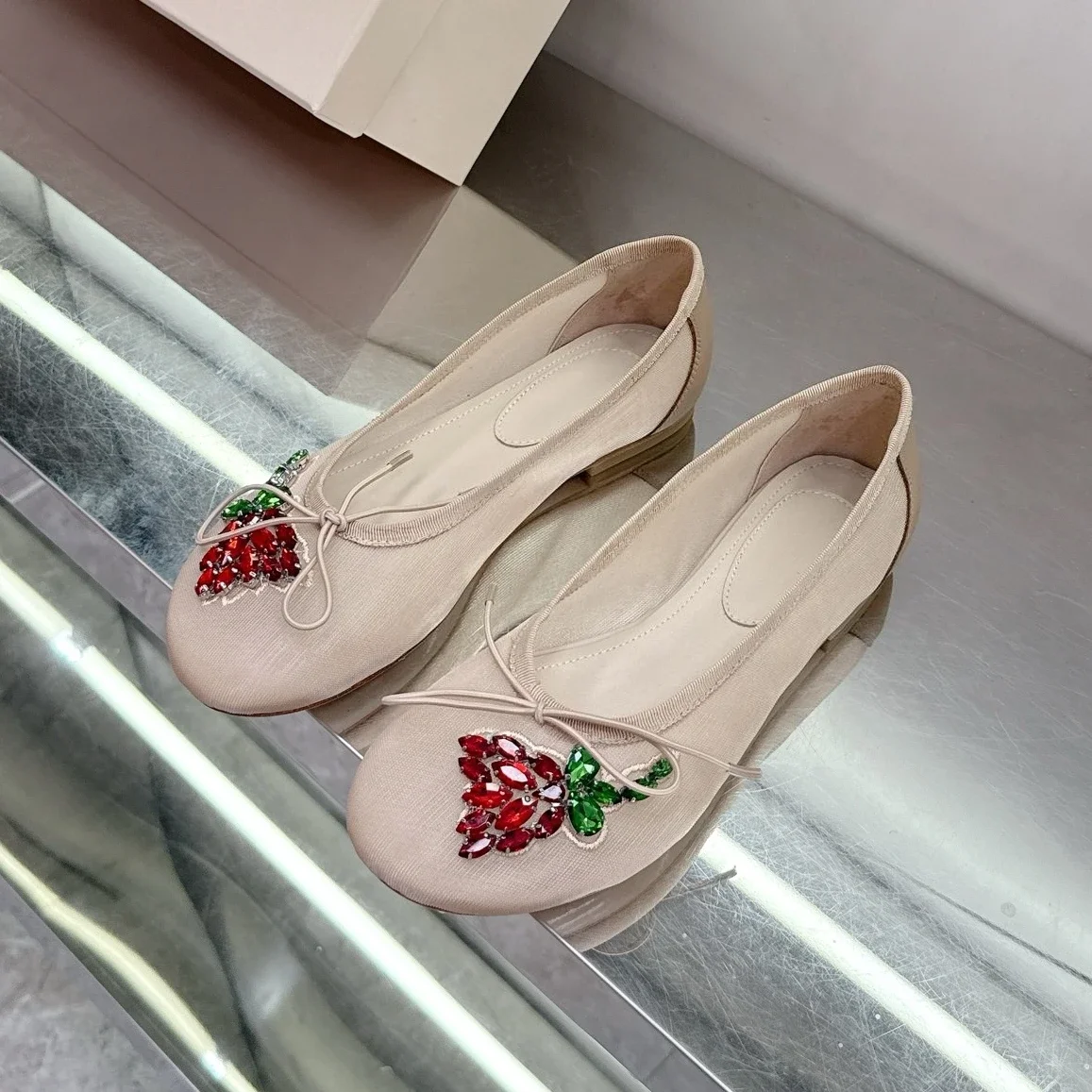 Весна и лето 2024, новая однослойная обувь на плоской подошве с галстуком-бабочкой и сетчатой надписью, без шнуровки, балетки в стиле ретро с неглубокими кристаллами Весна и лето 2024, новая однослойная обувь на плоской подошве с галстуком-бабочкой и сетчатой надписью, без шнуровки, балетки в стиле ретро с неглубокими кристаллами