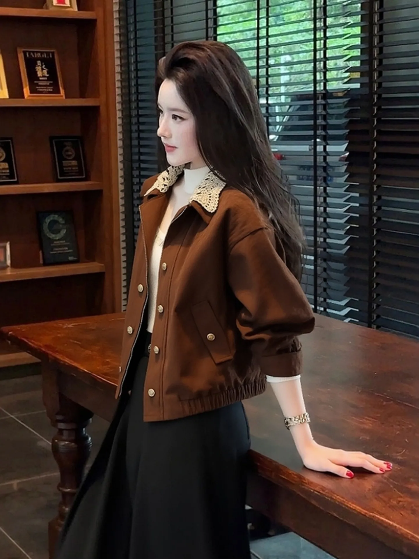 

Короткая куртка в стиле ретро в британском стиле, женская новая осенняя повседневная модная верхняя одежда с кружевными лацканами и оборками, нишевая облегающая верхняя одежда в стиле Харадзюку