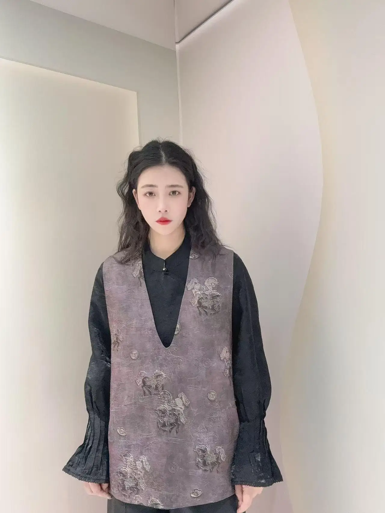 

Новая осенняя коллекция: Фиолетовый винтажный жилет-ханьфу в китайском стиле, глянцевый, с эффектом сияния, свободного кроя, для стройности, в духе китайской культуры, элегантный топ