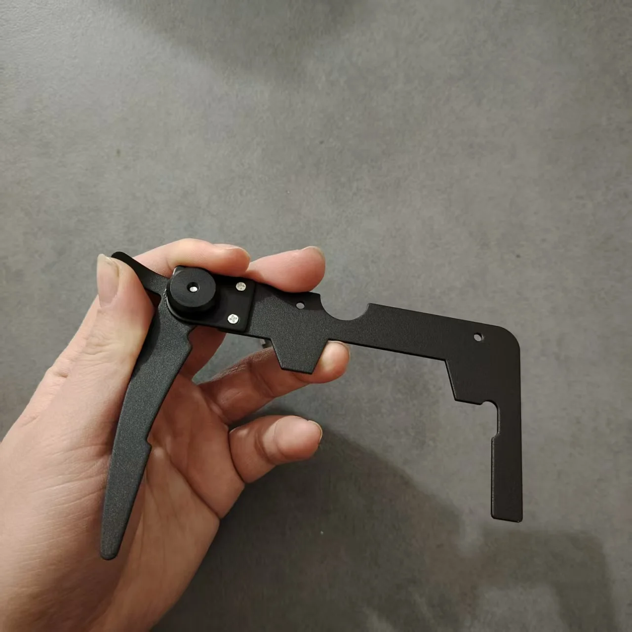 

1 шт. Биологический микроскоп: двухслойная механическая подвижная платформа, держатель для образцов, зажимы для предметных стекол, аксессуары и комплектующие