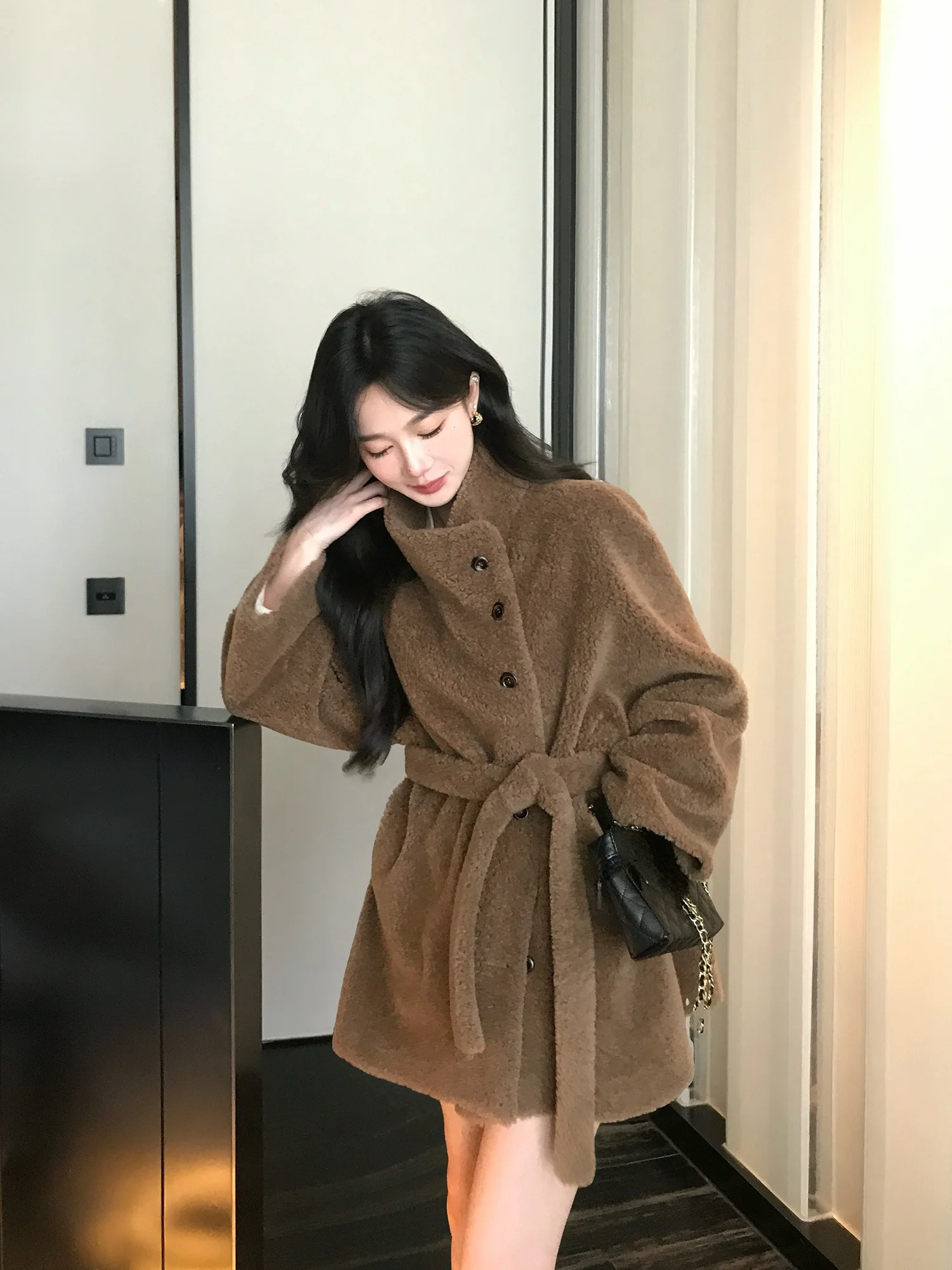 

Новая модная женская зимняя куртка из овчины и меха LM Korean Sle 2025 года