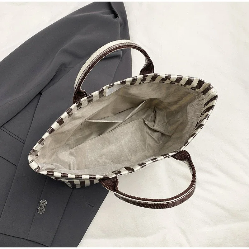 PVC-Tragetasche, wasserdichte modische Damen-Umhängetasche mit vertikalen Streifen, große Arbeitstasche mit Henkel, Shopper-Tasche – Detail 4