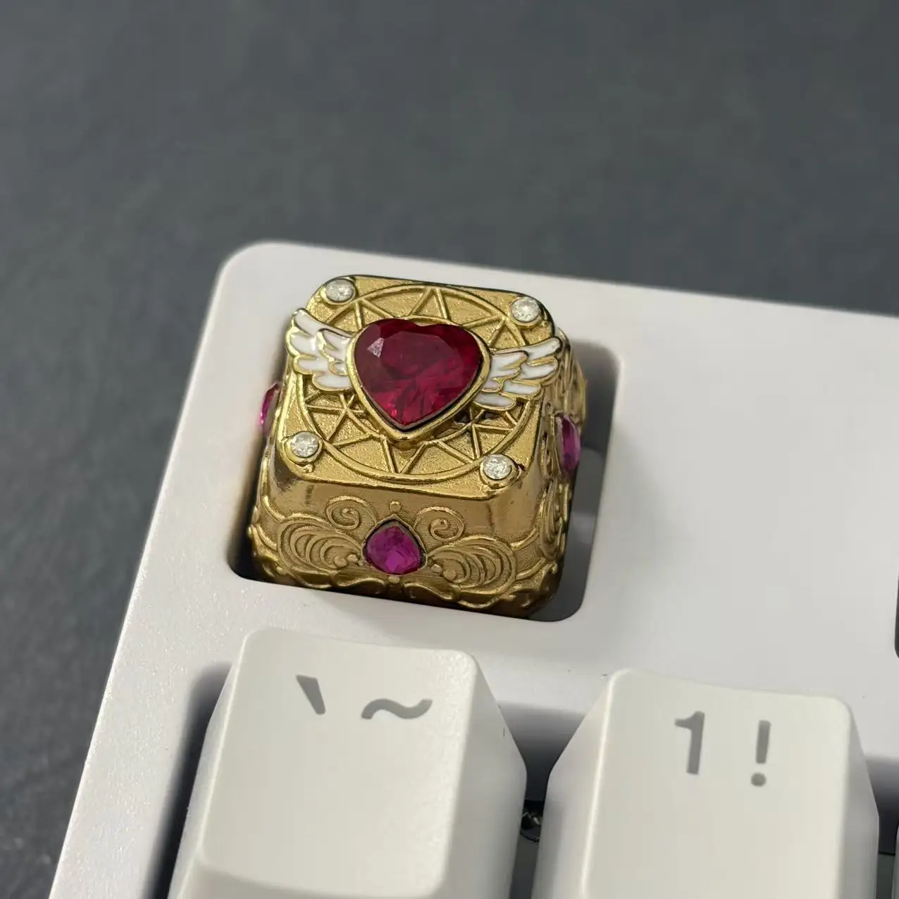 

DIY Creative Magic Angel Wings Keycaps Metal Cross Axe Gemstone Love Keycaps Game Mechanical Keyboard Keycaps