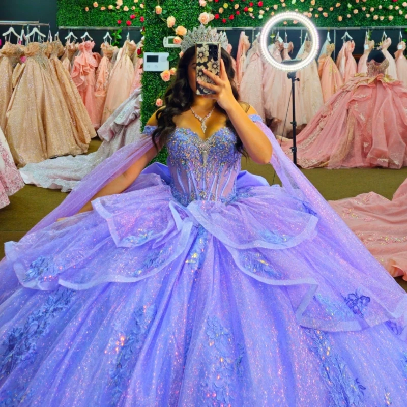 Lavendelfarbenes, glänzendes Quinceanera-Kleid, schulterfrei, Applikation, Spitze, Perlenstickerei, Kristallblaues Futter, Party, Geburtstag, süßes 16-Kleid