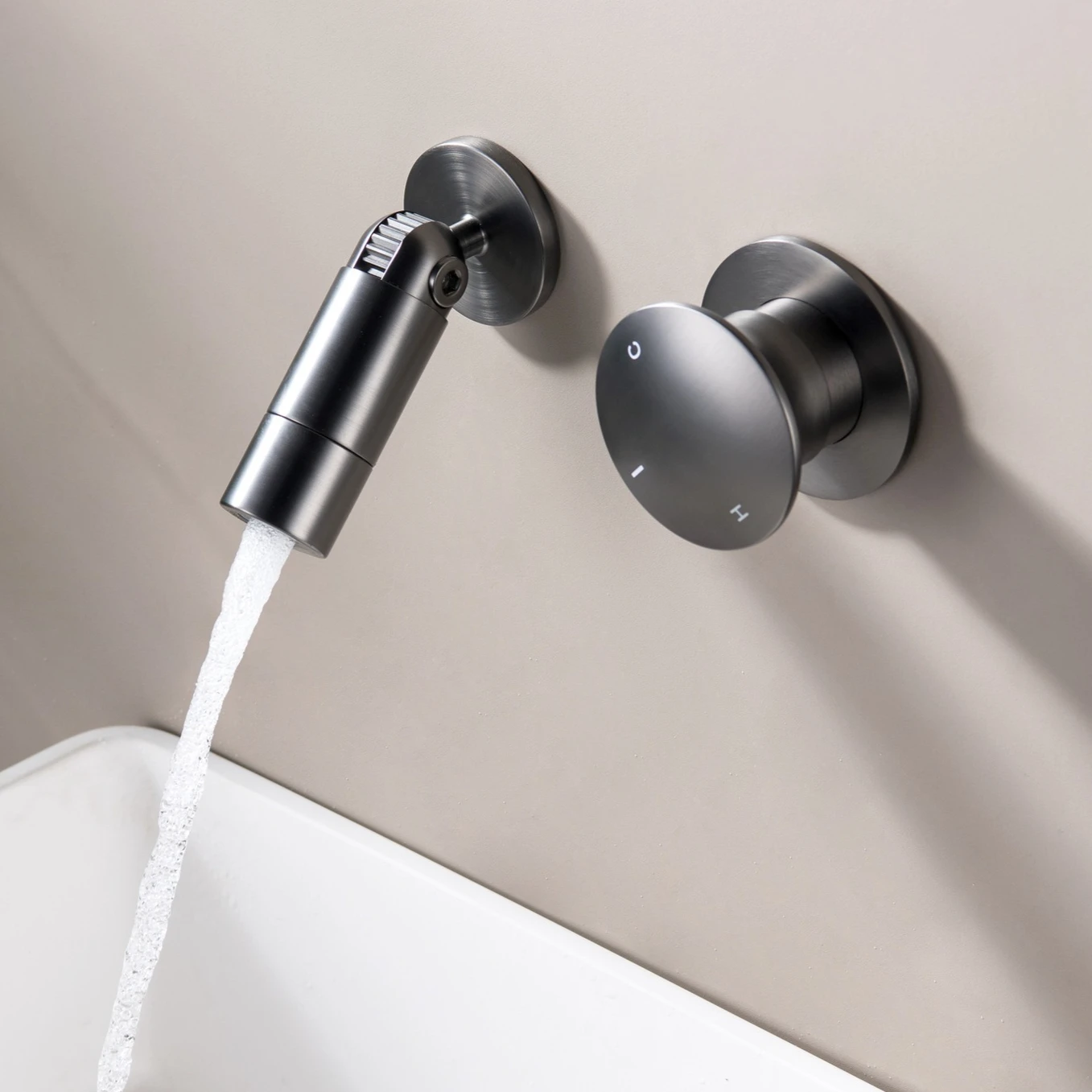 

Настенный смеситель для раковины из латуни цвета оружейной стали с поворотным изливом, для горячей и холодной воды