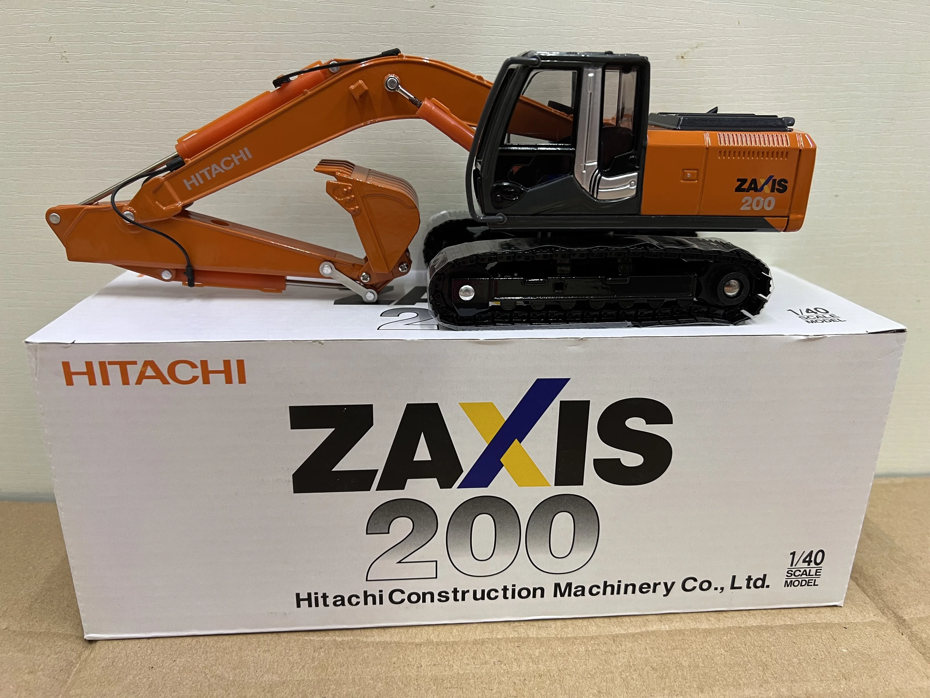 Diecast Alloy 1:40 Scale HITACHI ZAXIS 200 Engineering Excavator Model Adult Classic Collection Toy Gift Souvenir Static Display