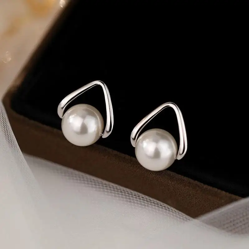 1 Paar kleine Ohrstecker in Gold- oder Silberfarbe mit Perlen für Damen, minimalistischer, metallischer, hohler, geometrischer Schmuck. – Detail 4