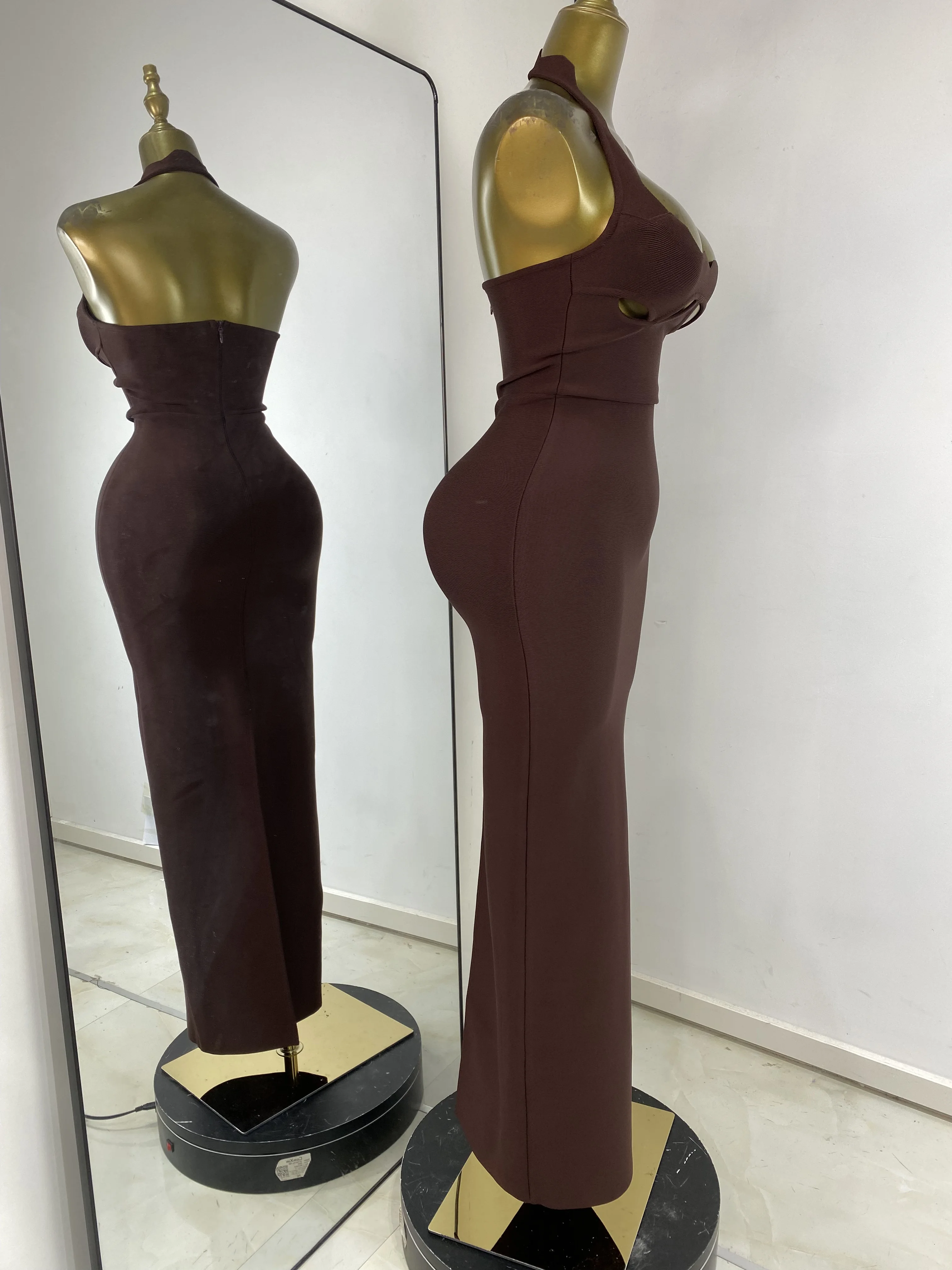 فستان نسائي فاخر أنيق بأشرطة منحني مع رسن بدون ظهر وفتحة بوستير فساتين طويلة بنية مرنة للمشاهير والحفلات المسائية