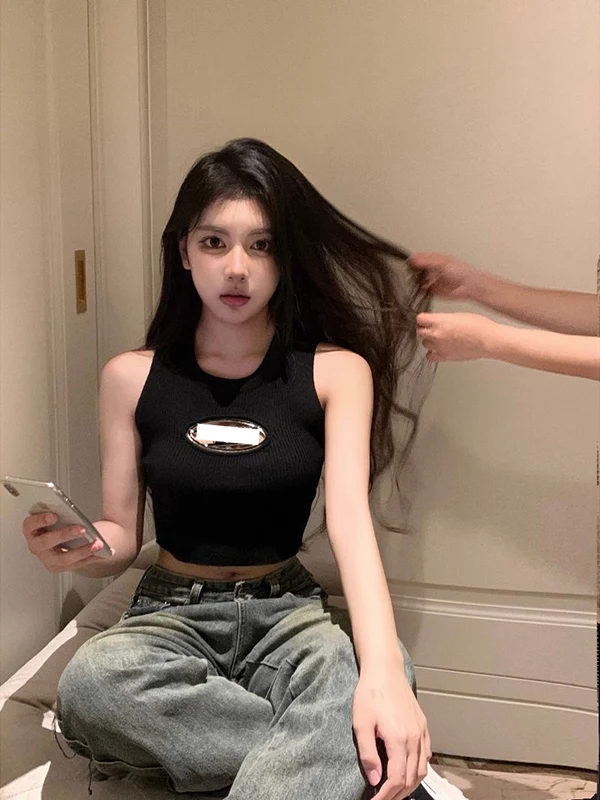 توب نسائي صيفي قصير بدون أكمام منسوج بحمالات رفيعة أسود اللون مكشوف الكتفين #2