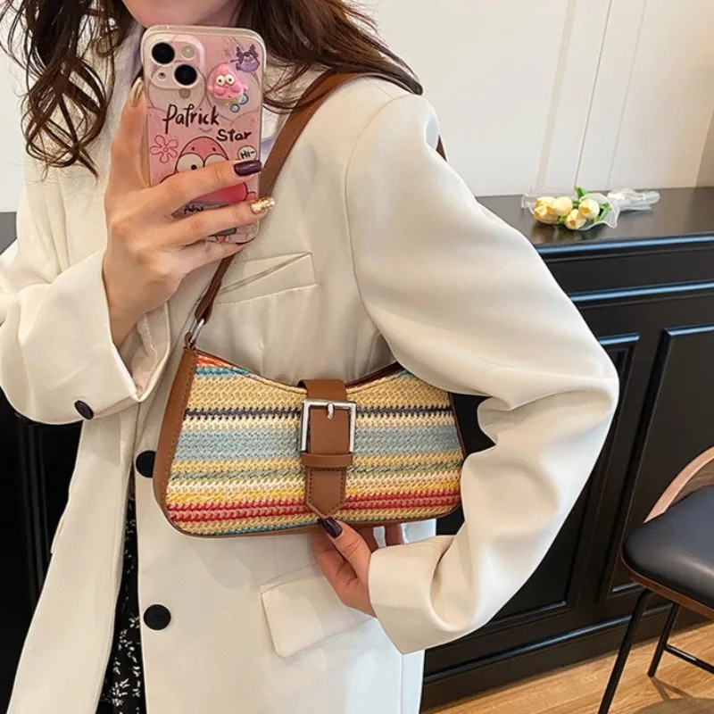 Mode Regenboog Gras Geweven Schoudertas Dames Banket Tas 2025, Lente Nieuwe Lichte Luxe Schoudertas met Okseltas
