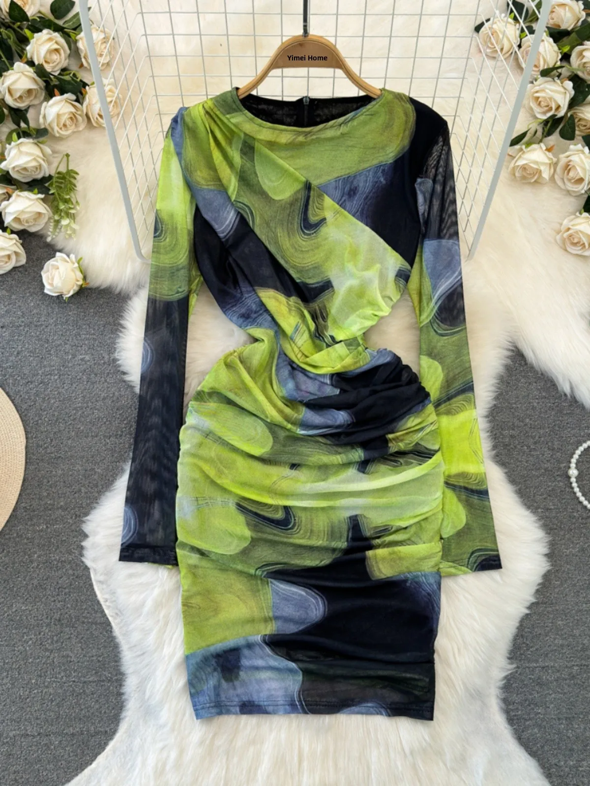 Vestido curto justo de manga crida com gola redonda, estampa adiente, camada base de malha e modelagem envolvente para p...