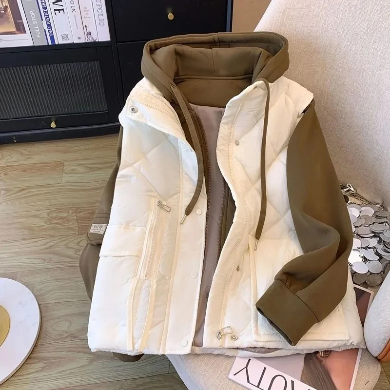 เสื้อโค้ทแฟชั่นฤดูหนาวปี 2025 แบบต่อผ้าหนา อุ่นสบาย สไตล์ยุโรป มีฮู้ด ดีไซน์สองชิ้นในตัวเดียว ผ้าฝ้าย สำหรับผู้หญิง