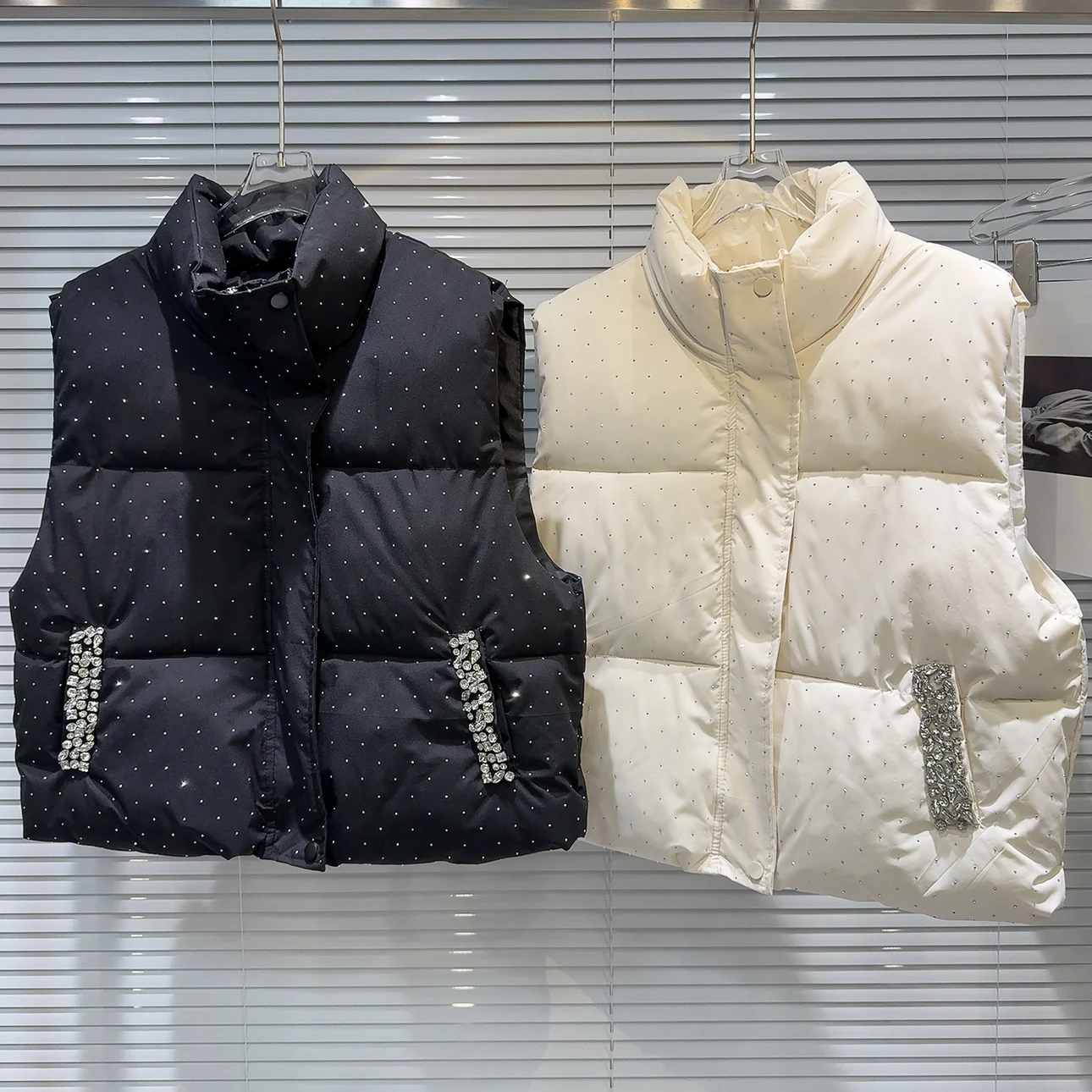 

Модная зима 2025, женская хлопковая куртка с тяжелыми украшениями, сверкающие стразы, прецизионное тепло, уличная застежка-молния