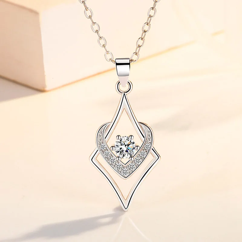 Sparkling Entwined Square and Heart Pendant Choker Necklace for Women Fashion Clavicle Jewelry Accessory for Girls