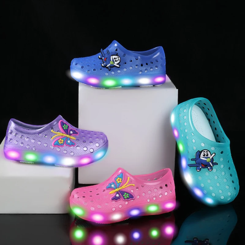 Sandalias deportivas de playa para niños y niñas, zapatos con luz LED con agujeros, zapatillas de moda, 16 colores, nuevo estilo