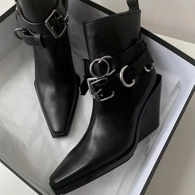 

Женские ботильоны Дизайнерская кожаная готическая обувь Роскошные туфли с острым носком на высоком каблуке 2025 Трендовые осенние ботинки на танкетке в стиле панк Snow Botas Mujer