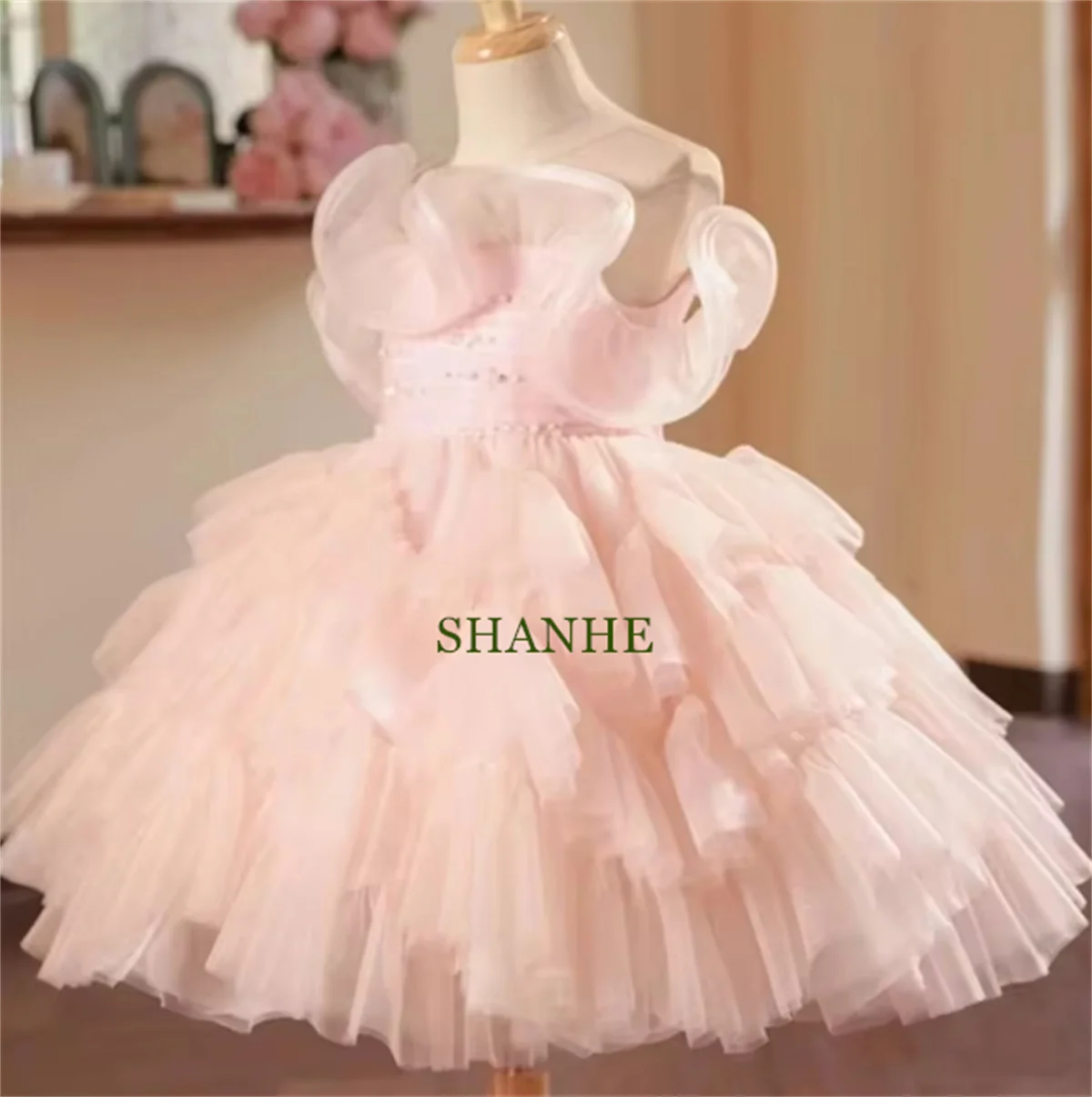 Abito da ragazza di fiore soffice rosa personalizzato Abito da principessa in tulle con perle al ginocchio per abito da prima comunione per battesimo, festa di nozze