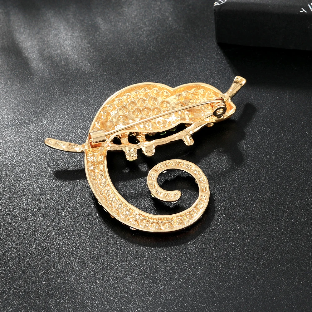 أنيقة فاخرة كاملة ملونة كريستال الحرباء التلبيب دبابيس الذهبي الحيوان السحلية حجر الراين دبابيس النساء الفتيات فستان الصدار