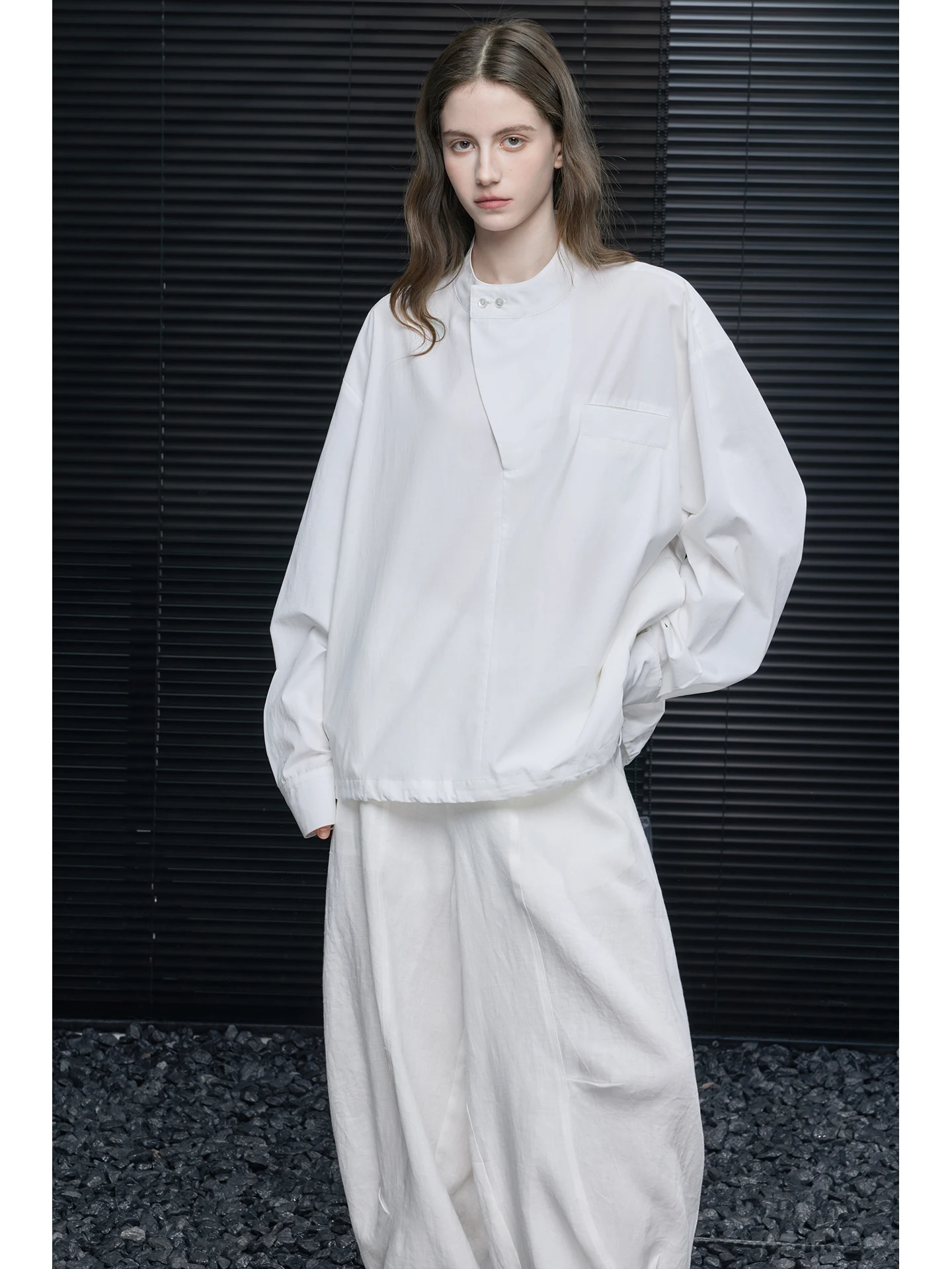 

Белая женская повседневная рубашка с воротником-стойкой, свободного кроя, с длинным рукавом, из хлопка, новинка весенней коллекции, в уличном стиле