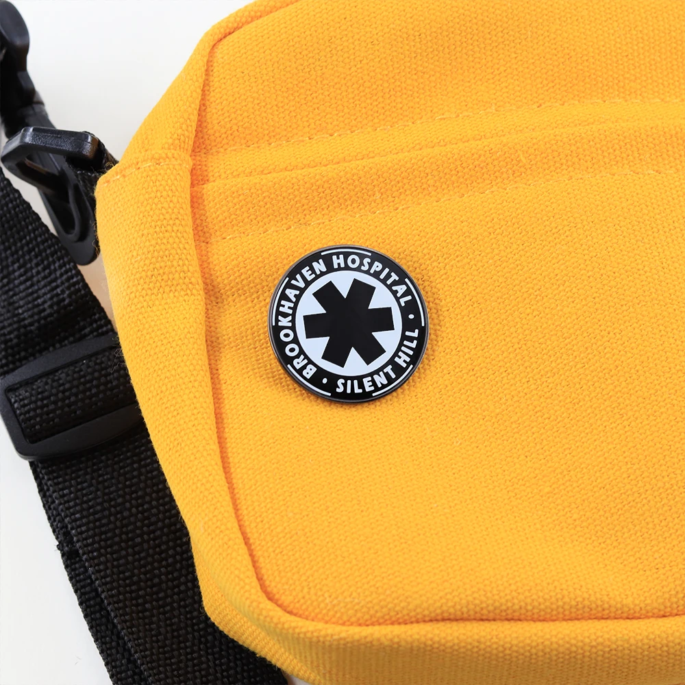 Klassische Brosche mit dem Logo des Brook Haven Hospital, ein Gaming-Accessoire, schwarz-weiß, rund, Anstecknadel, Geschenk für Spiele-Enthusiasten. – Detail 6