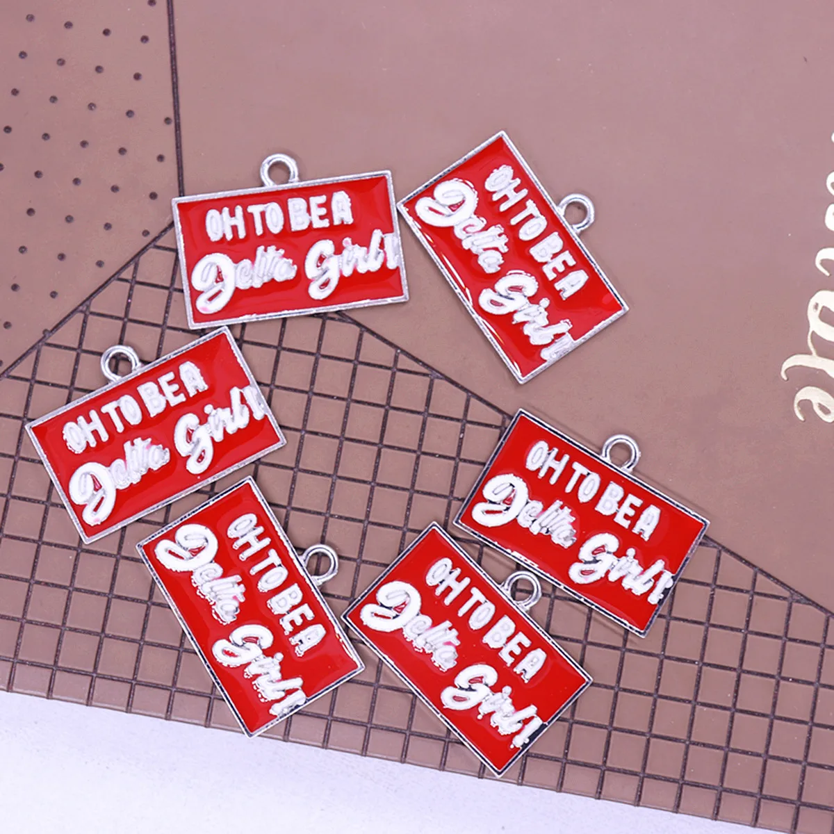 رسائل المجموعة الحمراء لتكون دلتا بنات Charms سورور المعلقات ملحق DIY بها بنفسك