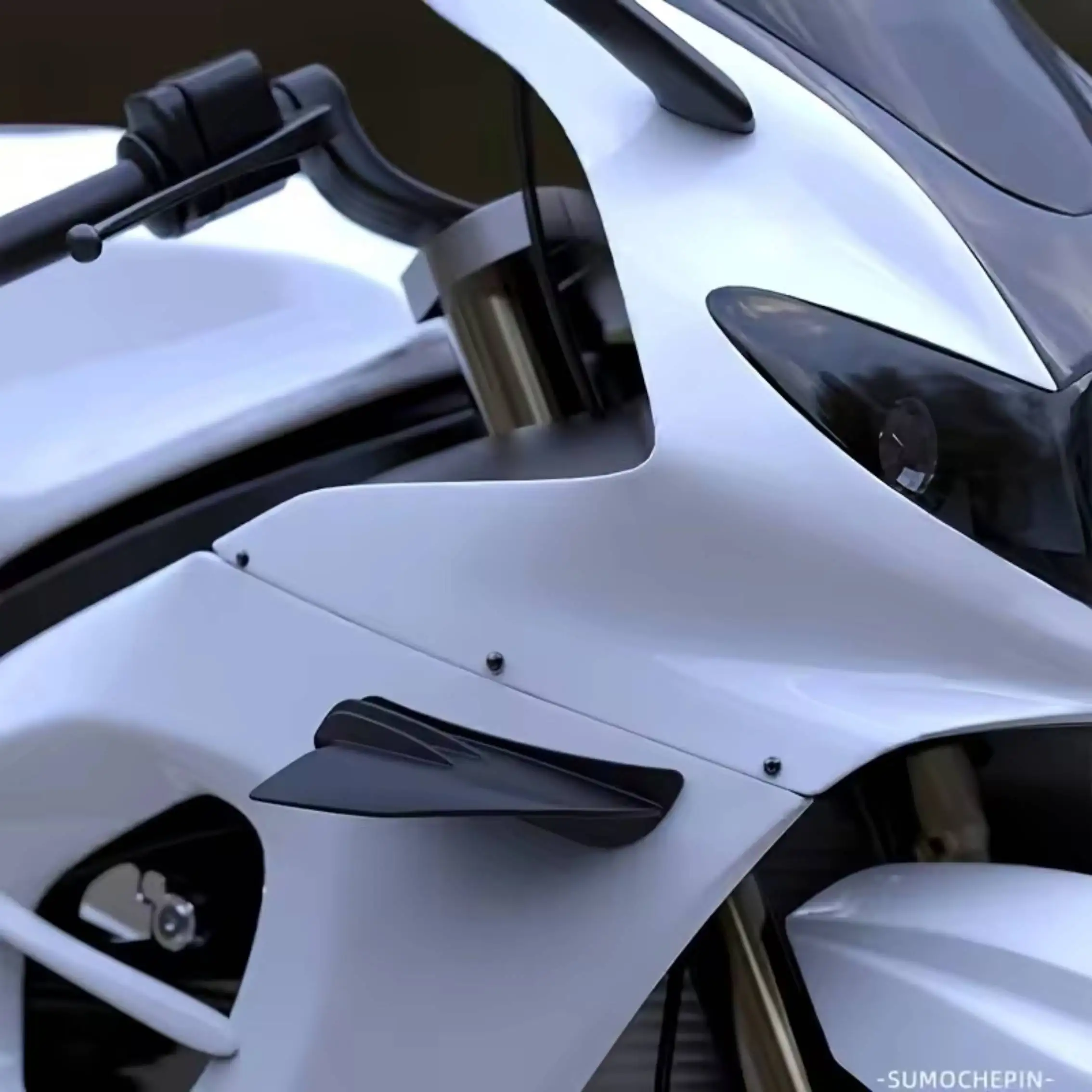 

Универсальный аэродинамический спойлер-антикрыло для мотоциклов KAWASAKI Z400 Z650 Z800 Z750 Z900 Z1000 Z1000SX Z300 Z900RS