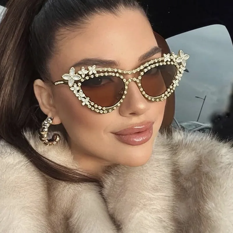 Luxury Cat Eye Sunglasses Women Rhinestone Metal Glasses Diamond Hollow Flower Design Sunglasses UV400 Ins Vacation Sunglasses