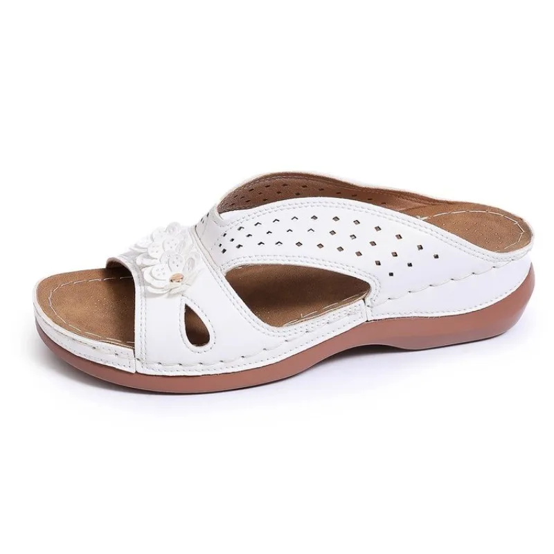 

Новые женские тапочки, повседневная пляжная обувь на танкетке с цветочным узором, модные уличные сандалии на платформе, удобные нескользящие сандалии, большие размеры 43