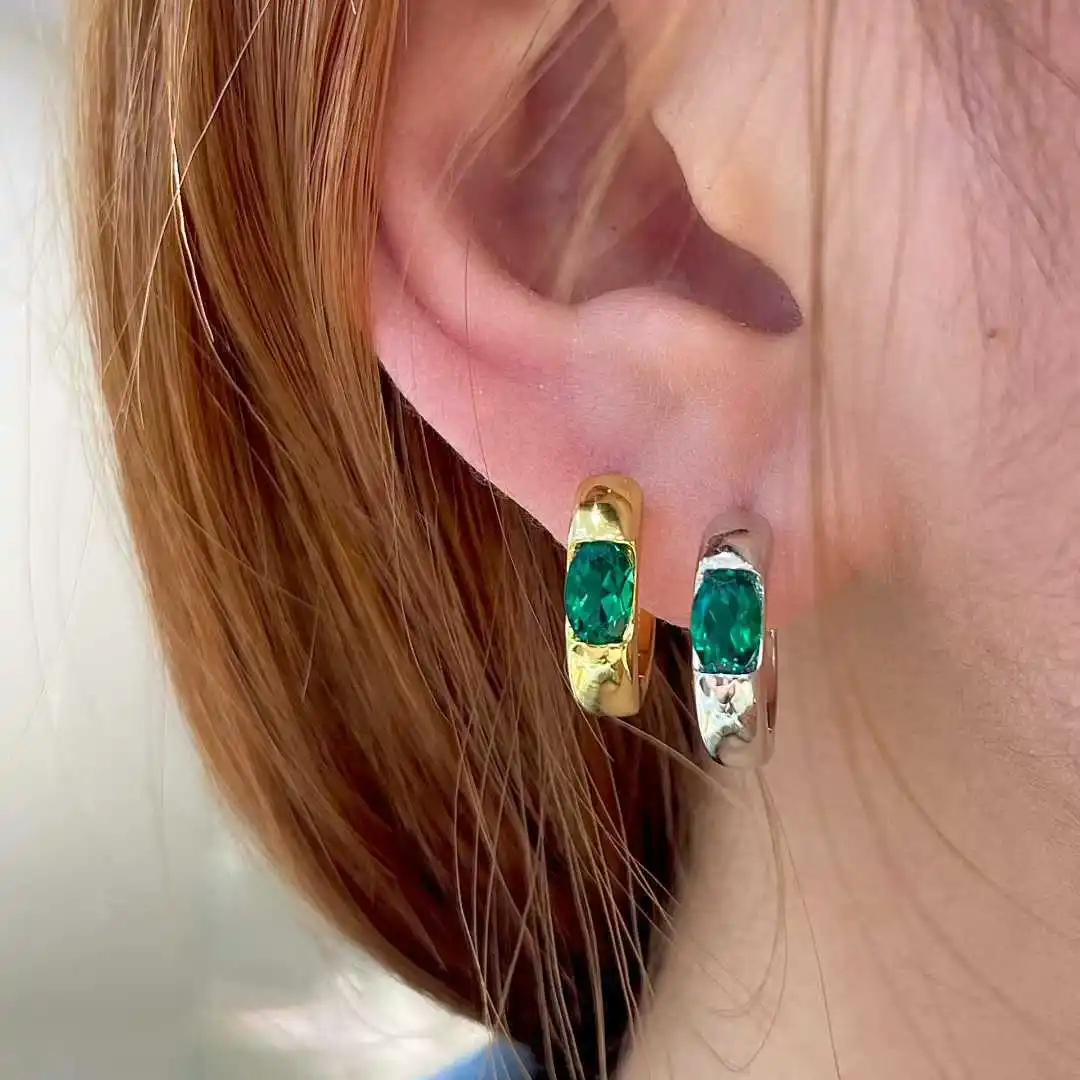 Pendientes de aro ovalados de plata de ley 925 con esmeralda cultivada de 0,5 quilates y piedra verde de 4 x 6 mm, pendientes con incrustaciones de piedra ovalada, aros de plata minimalistas con baño de oro, elegantes pendientes para uso diario y eventos.