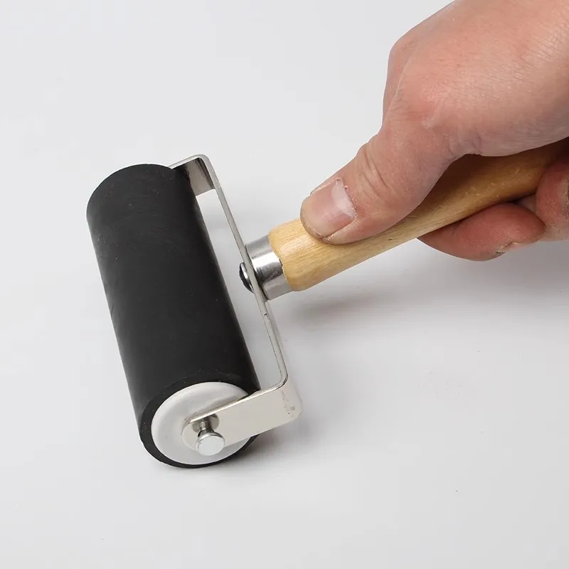 Rolo de borracha com cabo de madeira, rolo de impressão, pincel, borracha de tinta, arte, artesanato, ferramenta de pintura, ferramenta de impressão, rolo de borracha pequeno