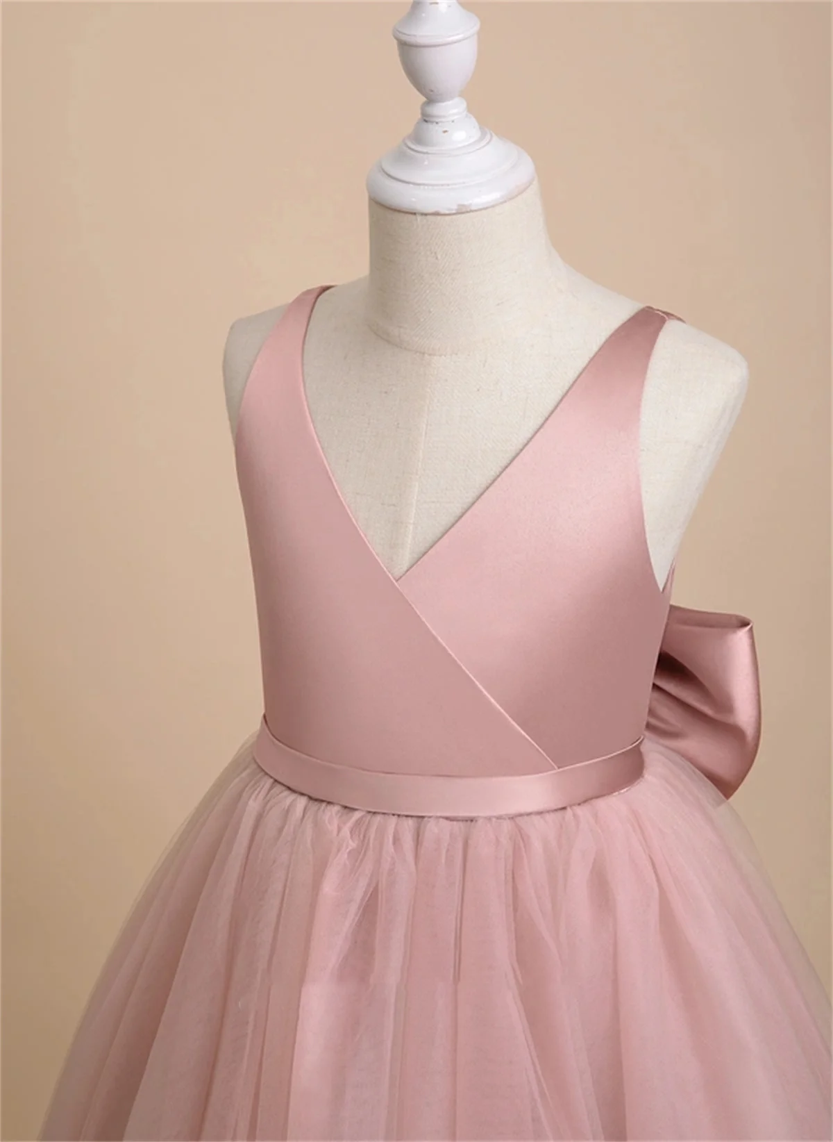 Wedding Flower Girl Dress V-Neck Sleeveless Belt Tulle Puffy Pink Backless Bow Simple Custom Color Size Vestidos Para Niñas