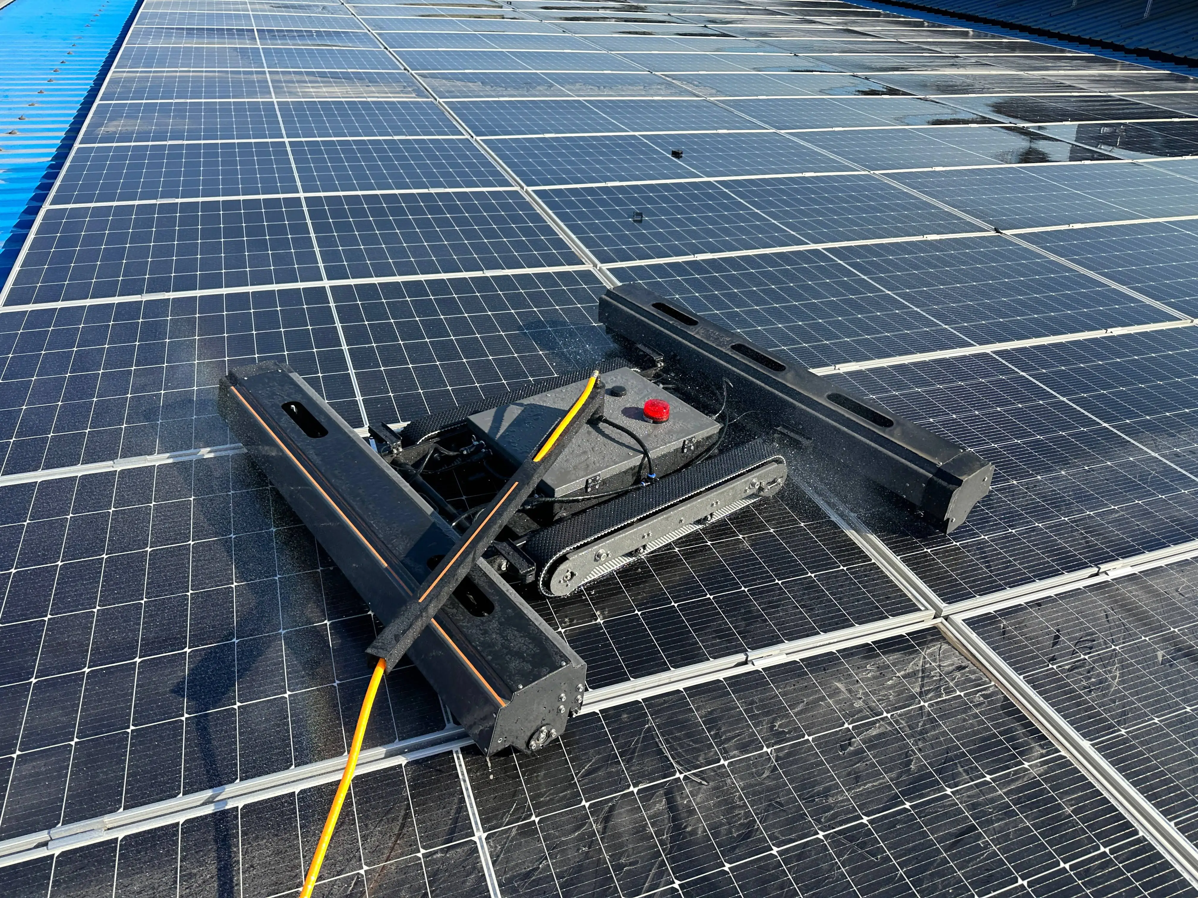 1. Wide Brush Anti Slip Commercial Cleaner | 25° Adapted Large Solar Robot For Outdoor Ground Mount PV Power Station Maintenance
