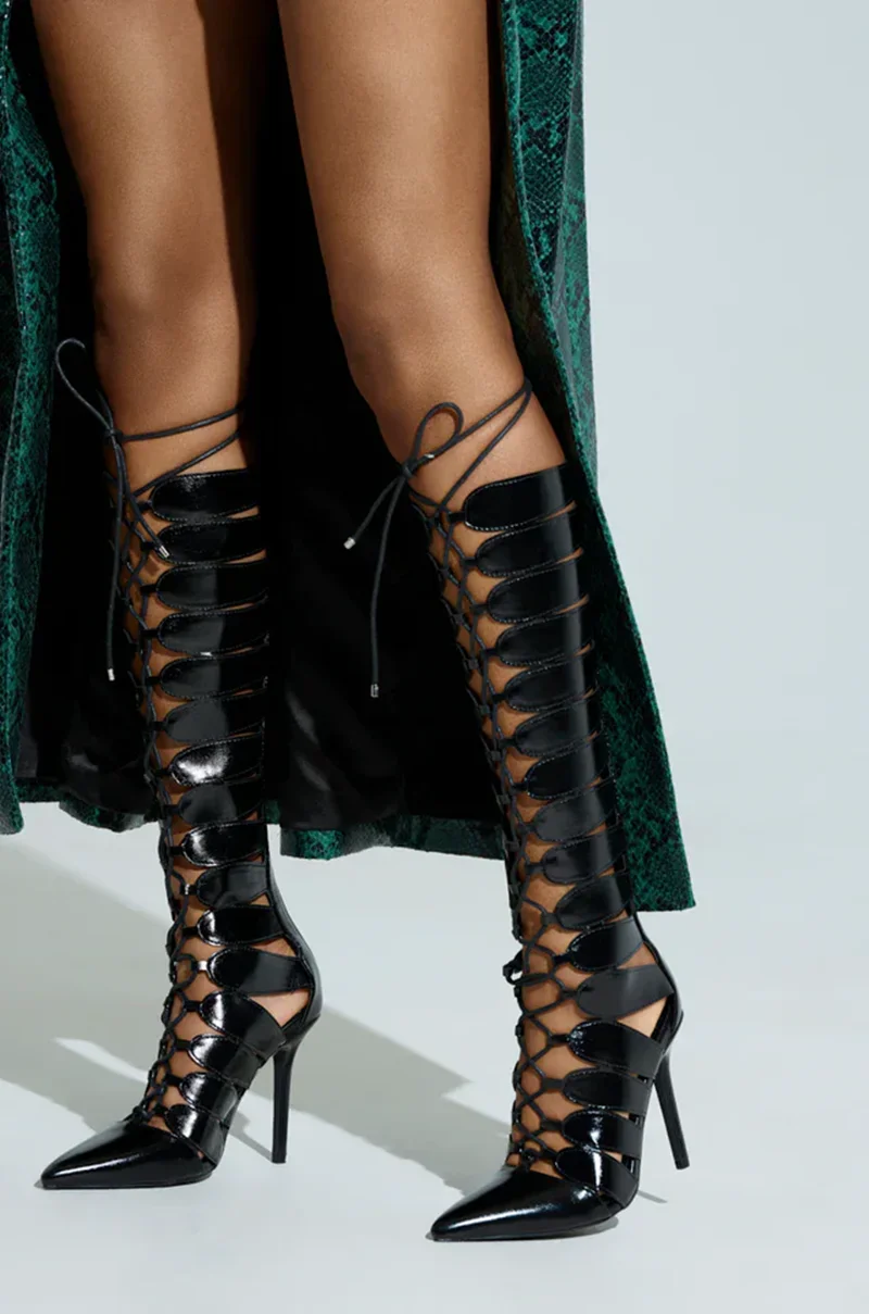 حذاء بكعب عالٍ للركبة برباط من الجلد الأسود بمقدمة مدببة وتصميم كعب ستيليتو كعب عالي للسيدات على الموضة #1