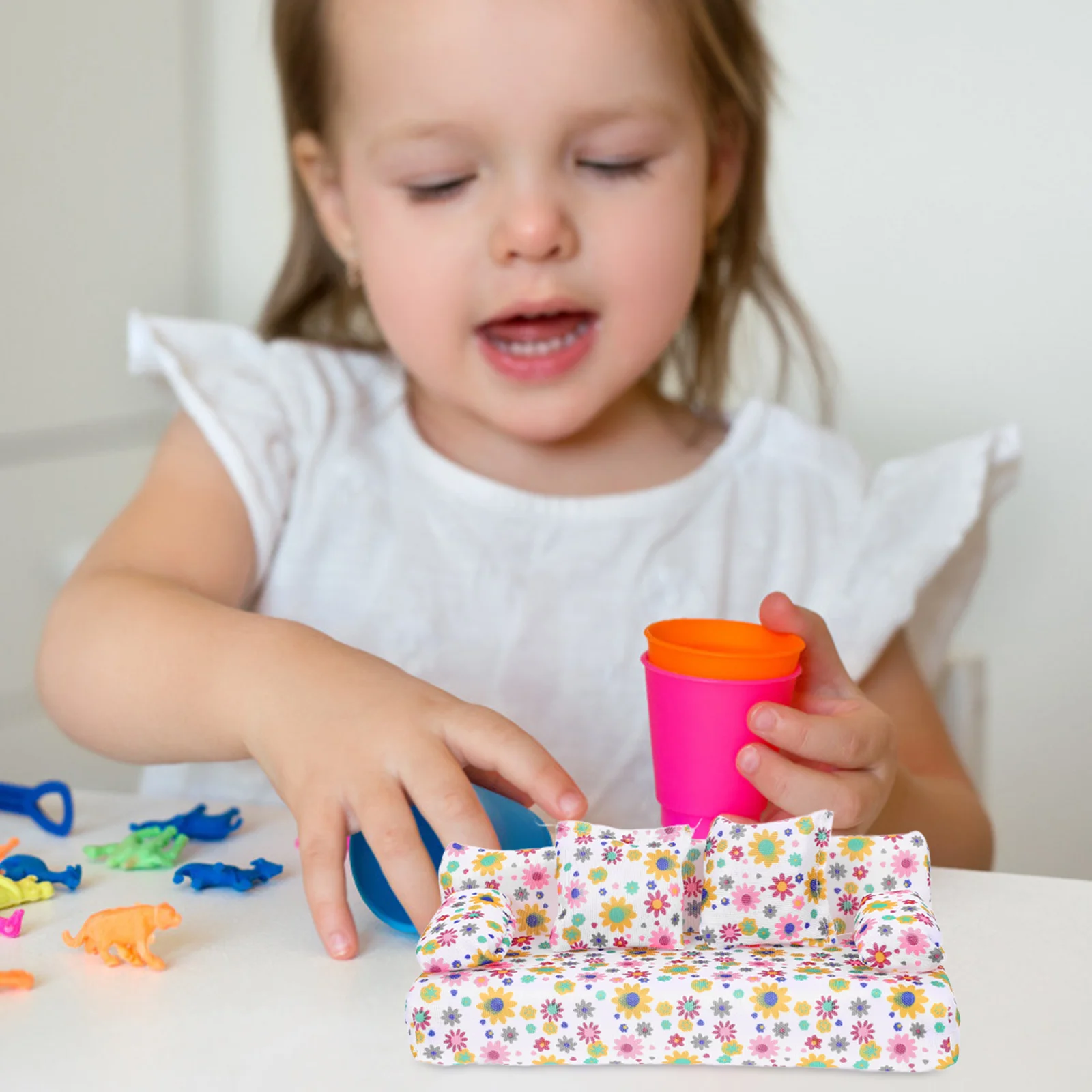 Modello di mobili in miniatura per divano per casa delle bambole con decorazione in schiuma per cuscino da tavolo