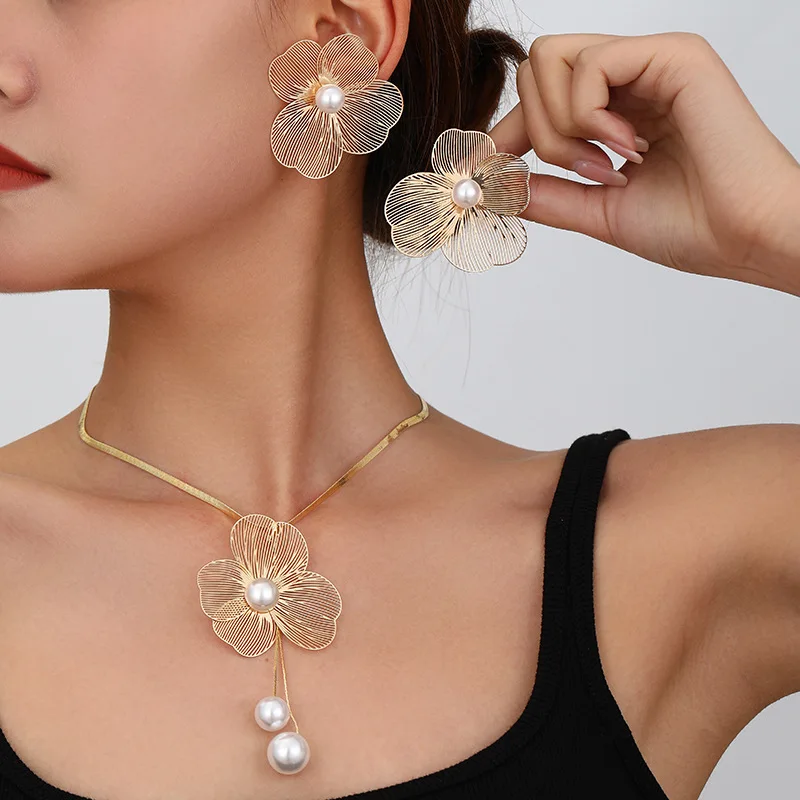 

Unique personality Cross-Border Women's Necklace and Earring Set Versatile Flower Inlaid Pearl Design Niche Long Clavicle Chain