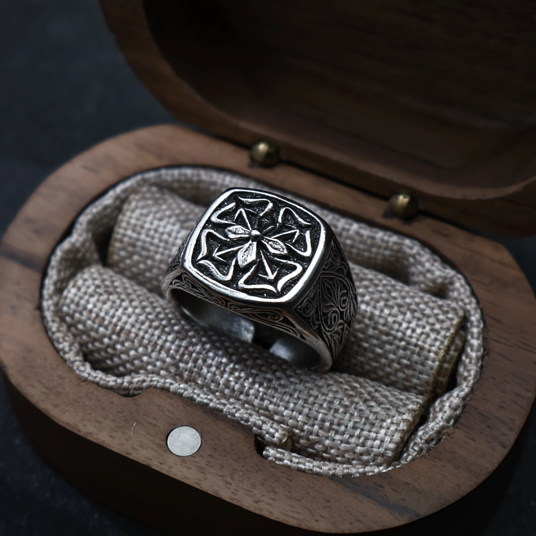 Retro „Floral Edge“ Vierblättriges Kleeblatt Verstellbarer Offener Ring für Männer, Versilbertes Messing, Gothic Punk Edgy Schmuck Accessoire Geschenk – Detail 12