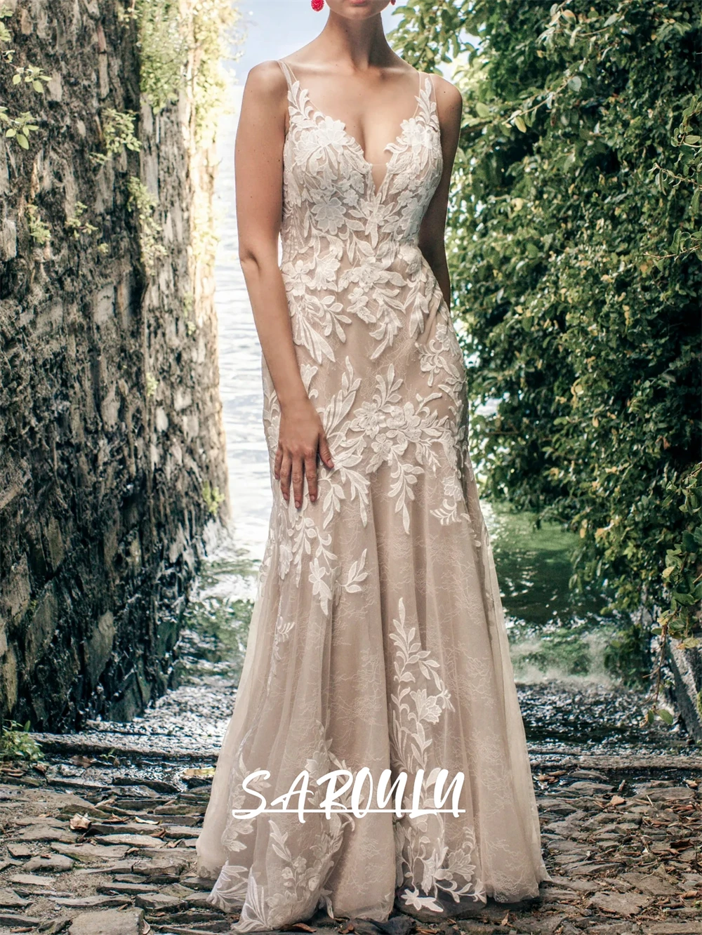 

Romantic Lace Appliques Wedding Dress with Champagne Lining Court Train Long Bride Dresses Customized Sleeveless Bridal Gown