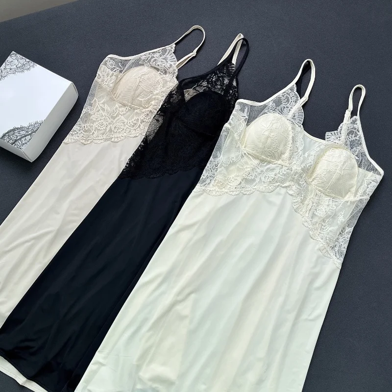 فستان دانتيل سهل الارتداء مصمم بخصر من الساتان فستان طويل مادة الحرير الجليدي أبيض لافتة للنظر على شكل حرف v أنيق فرنسي رغبة نقية