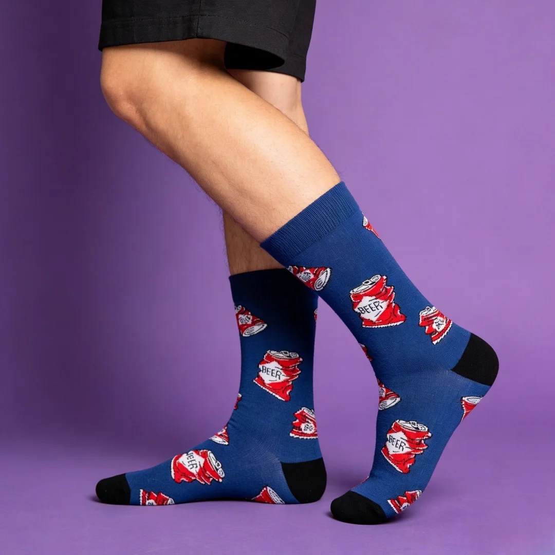 زوج واحد من الجوارب لمنتصف الساق تتميز بتصميم صنز البيرة المطبوعة، مما يزيد من جماليًا مريحًا ومترهلًا.