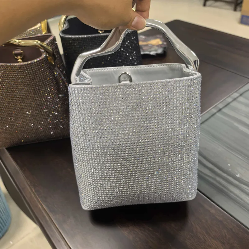 

2026 Luxury Designer Shiny Full Diamond Irregular Metal Handle Evening Clutch Bag Women's Fashion High End Party Bucket Handbag