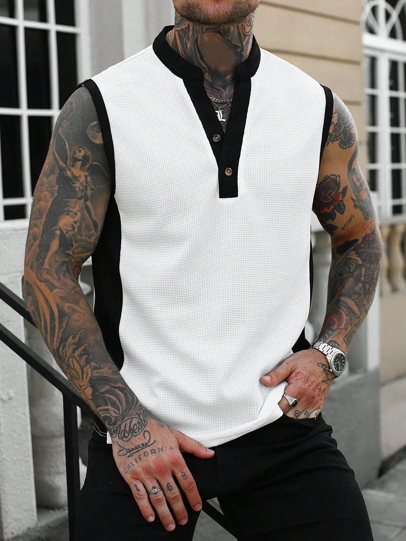 

Мужской белый жилет-хенли без рукавов из вафельной ткани с черной отделкой
