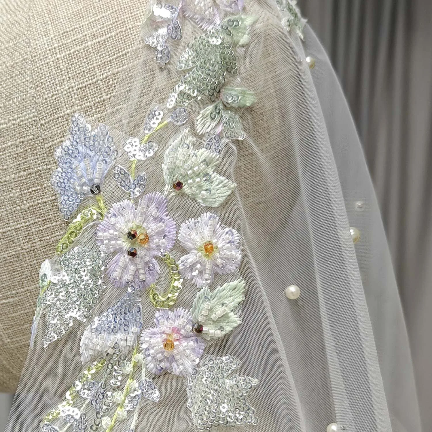 

Индивидуальная сказочная красочная короткая свадебная фата из бисера со скрытым гребнем, короткая фата с жемчугом, свадебные аксессуары