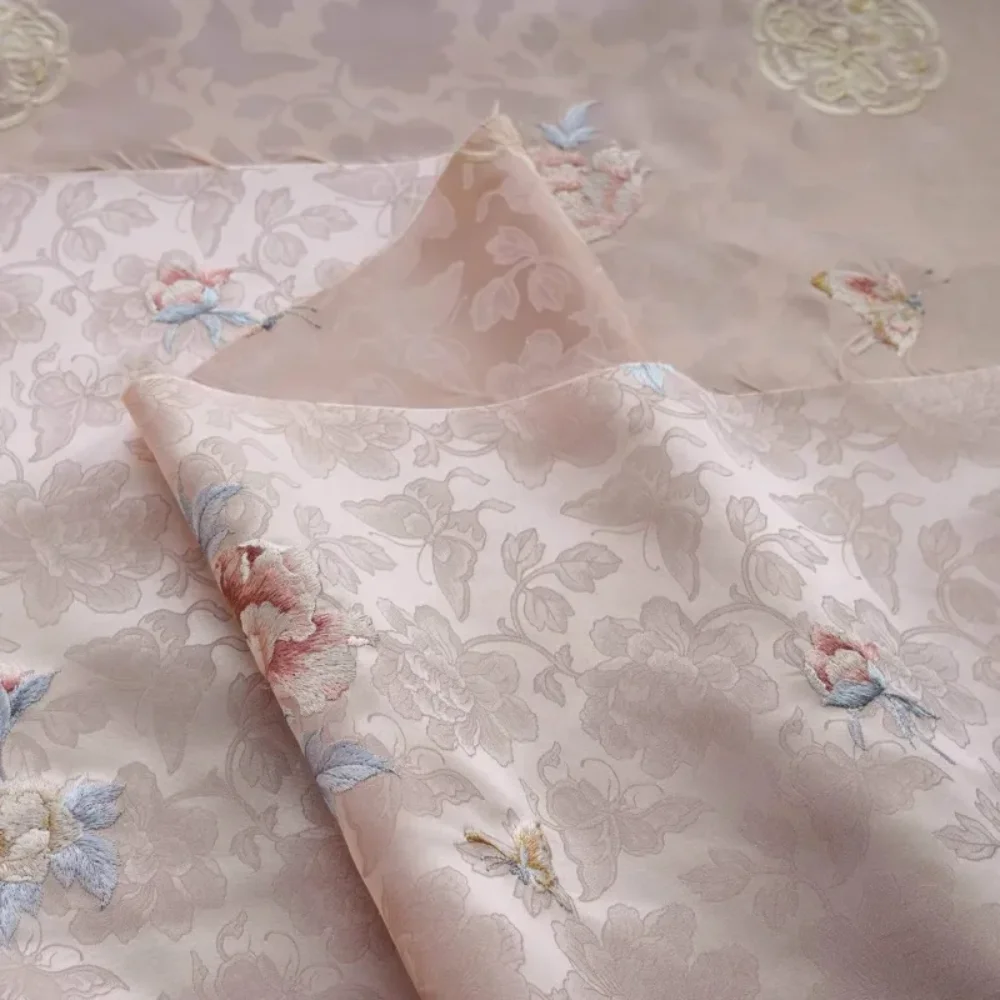 

Окрашенная в пряжу вышитая жаккардовая ткань для светло-розового жилета без рукавов Hanfu в китайском стиле, парчовая ткань с имитацией песен, шитье своими руками