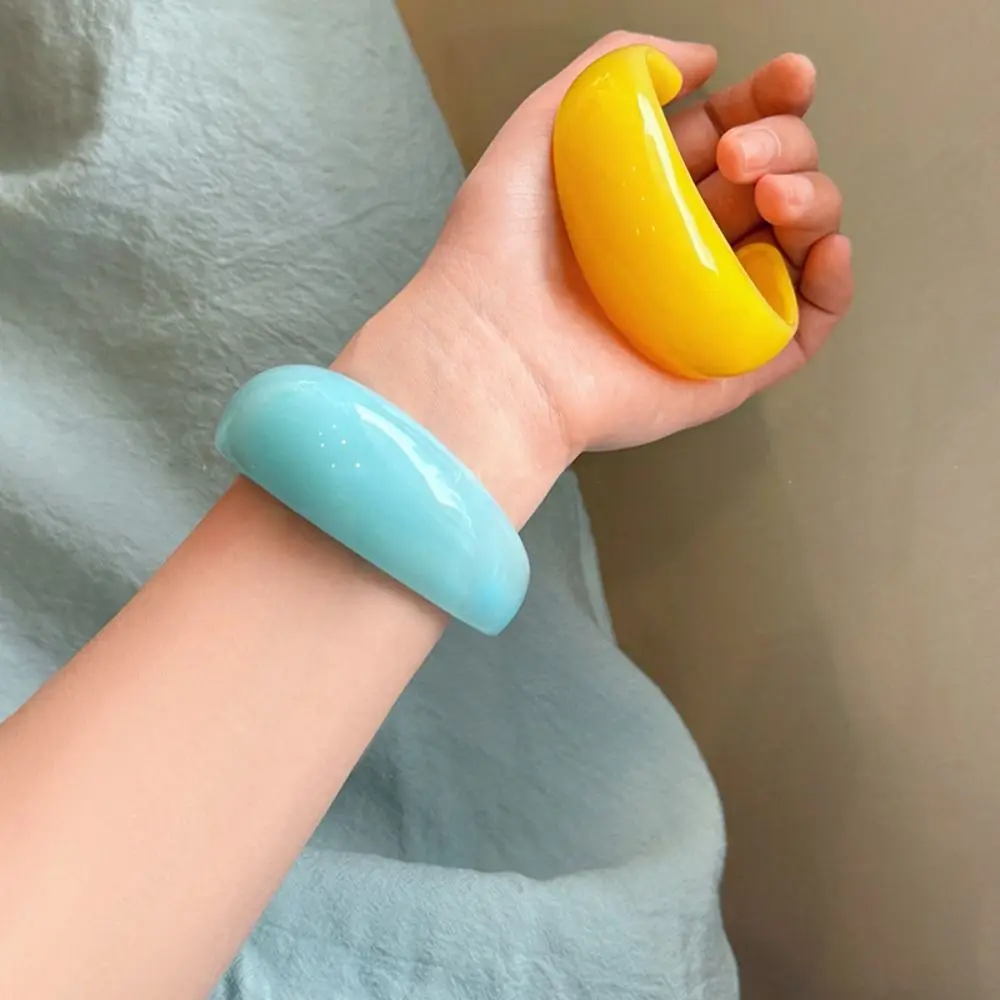 أوروبا الأمريكية نمط واسعة مفتوحة الإسورة الدوبامين غير النظامية الراتنج الإسورة مجوهرات اكسسوارات مزاجه C شكل الكفة أساور