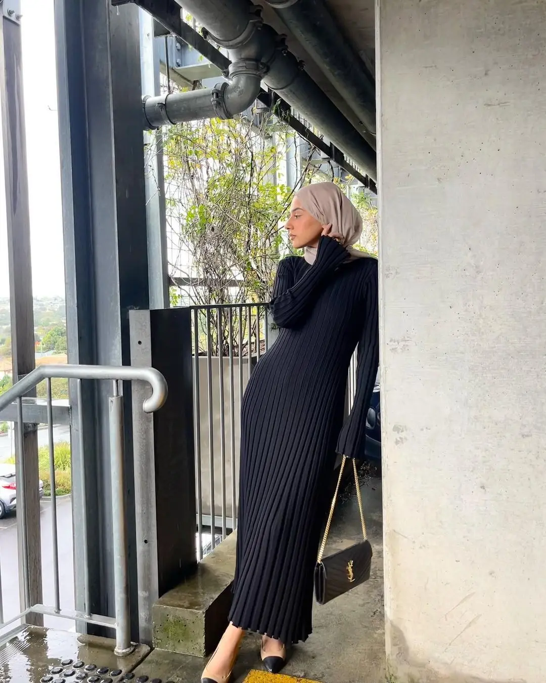 เดรสไหมพรมทรงใหม่ คอวี ทรงเข้ารูปช่วงเอว ชายเสื้อทรงวีลึก ให้ลุคดูผอมเพรียว เดรสยาวไหมพรม