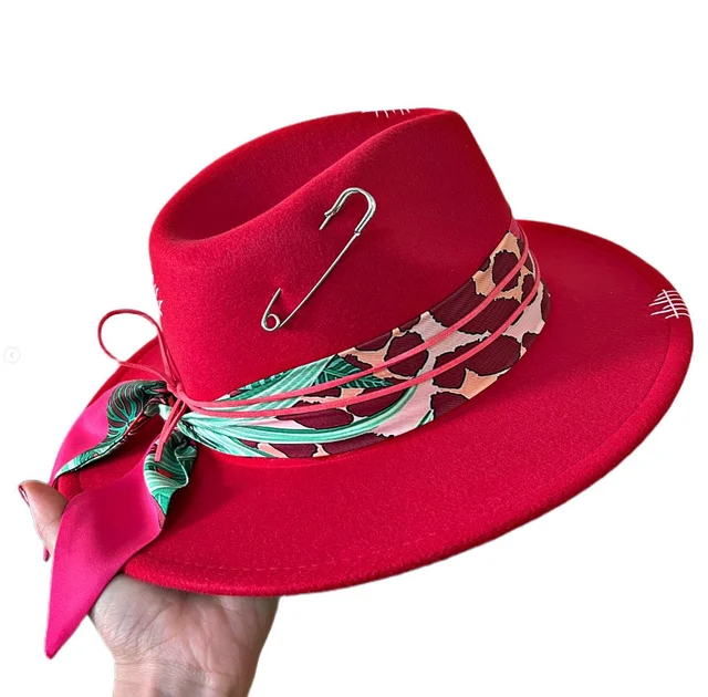 Szyte ręcznie czerwony kapelusz Fedora czapka jazzowa dla mężczyzn kobiet kolorowa wstążka moda dodatki metalowe filcowy kapelusz Panama kapelusz do kościoła na przyjęcie do czapki