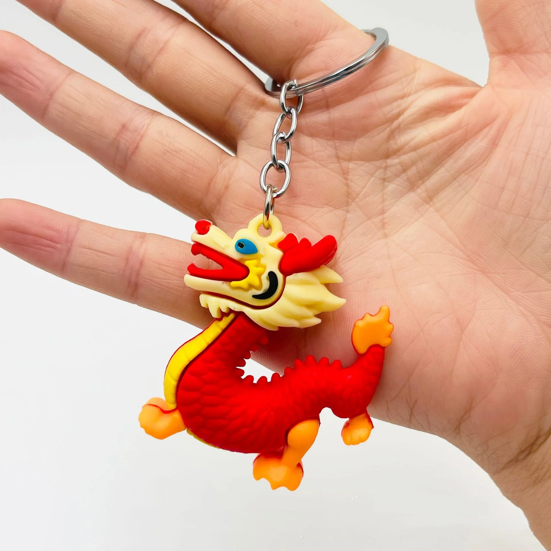 1PCSS.New creative dragon year gift cartoon dragon key chain bag pendant。 Random color